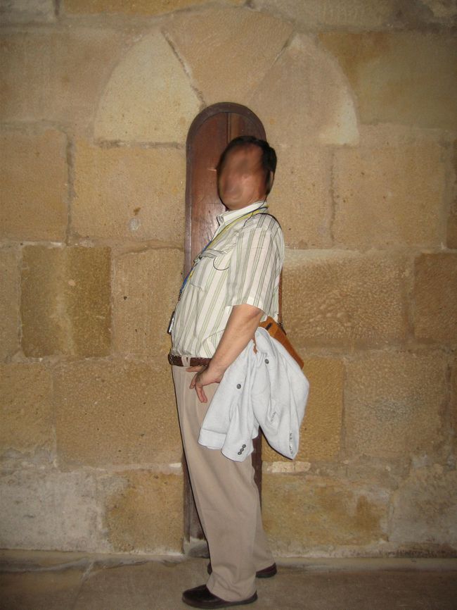 メタボ、メタボとうるさい日本の差別社会から解放されてはるばるポルトガルまでやってきたのに、ここでもメタボ検査を強要されてしまう始末。いやはや。正面からダメなら横ではどうだ！？<br />