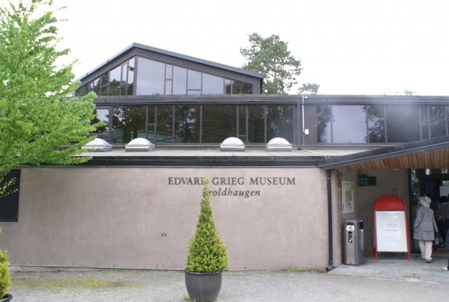 エドヴァルド・グリーグ博物館の中に入ります。<br />グリーグは「ペール・ギュント組曲」「ピアノ協奏曲」などで有名です。<br /><br />ピアノ協奏曲をど忘れして、思い出せない方はどうぞ！<br />http://jp.youtube.com/watch?v=sL_DT4DRxVA