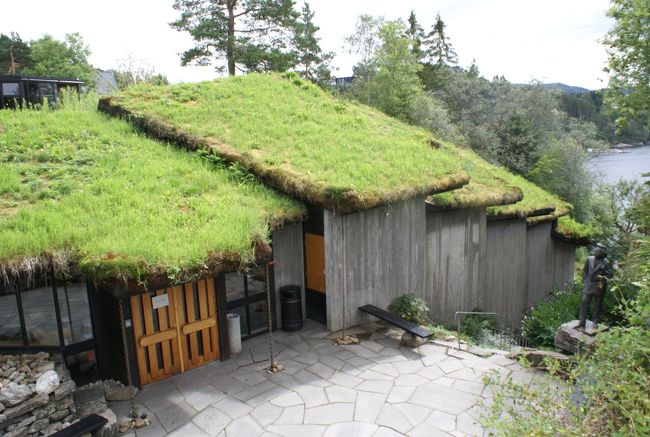 斜面に建てられた草屋根の建物は音楽ホールです。<br />外観から200人を収容できるコンサートホールには見えませんね。<br />中に入れなかったのが残念でした。