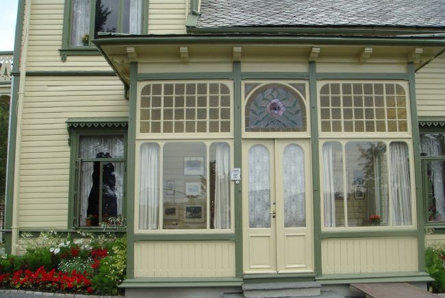 写真はサンルームで、ソプラノ歌手のニーナ夫人のために増築され、薔薇の花のステンドグラスが嵌められています。<br />このステンドグラスを見て、「これでもう薔薇は植えなくてもいいわね。」と夫人が言ったそうな・・・<br />