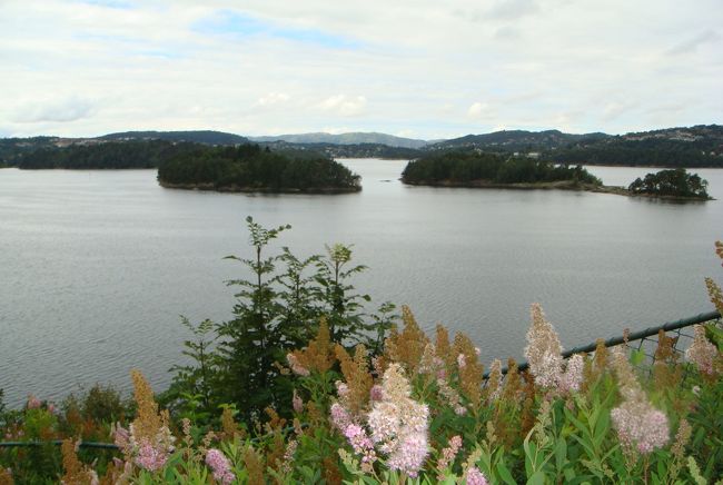 グリーグの家はトロルハウゲン(妖精の丘)と呼ばれる丘にあり、フィヨルドに面した静かな湖畔に佇んでいます。