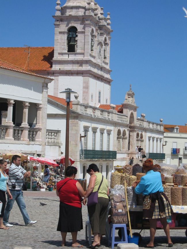 十二単（じゅうにひとえ）ならぬ多重スカートのおばさん。ドライフルーツやナッツの類を売ってます。<br />
