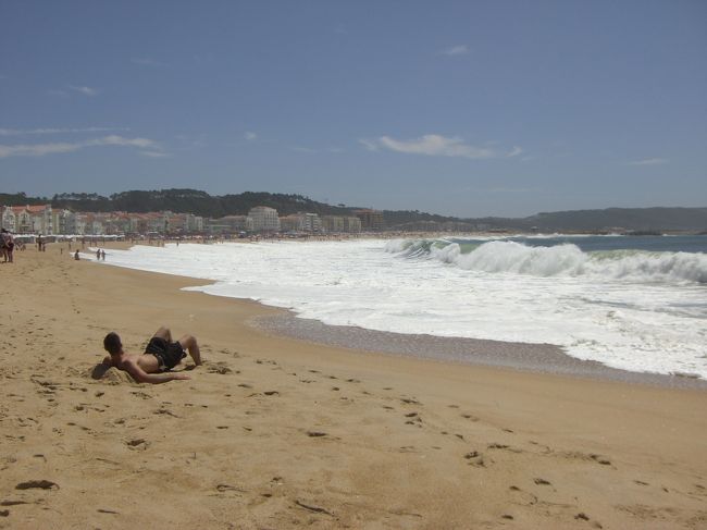 ナザレの海岸。<br /><br />とても泳げるような静かな海でもないし、また気候でもありません。やはり甲羅干しが彼の地での海での楽しみ方なのでしょう。８／１５の聖母子昇天日を前に、大勢の観光客がヨーロッパ中から押し寄せていました。<br />