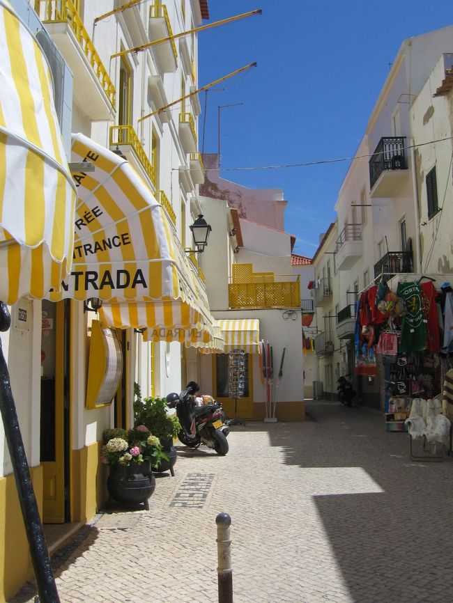 とても明るいリゾート風景。日ざしも強烈。<br />