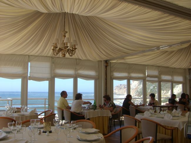 ナザレのシーサイドレストラン。なかなか素晴らしい眺めのレストランでした。<br />