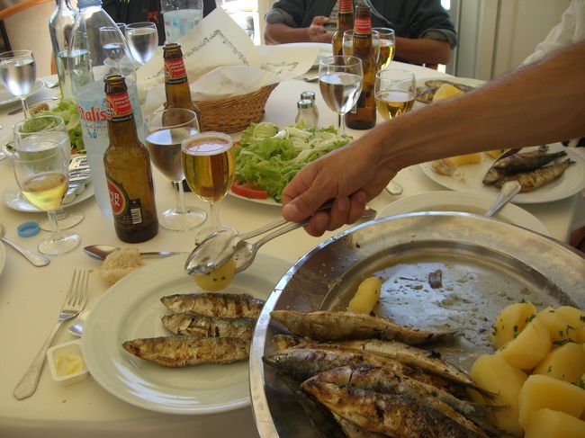 出ました、待ってました、イワシの塩焼き。サルディーニャス・アサーダス。割と大ぶり。美味しいです。<br /><br />気の効いた添乗員さんのことですから、「こんなのありますけど、どうです？」と醤油を持って来てくれるのではないかと思いましたが、残念ながらそれは無し。<br />