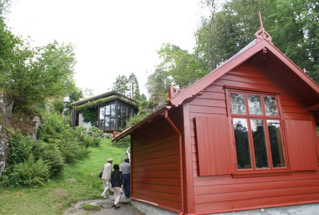 小さなアトリエは窓からフィヨルドが望め、隠れ家のようでした。<br />数々の名曲はここで生まれたのです。