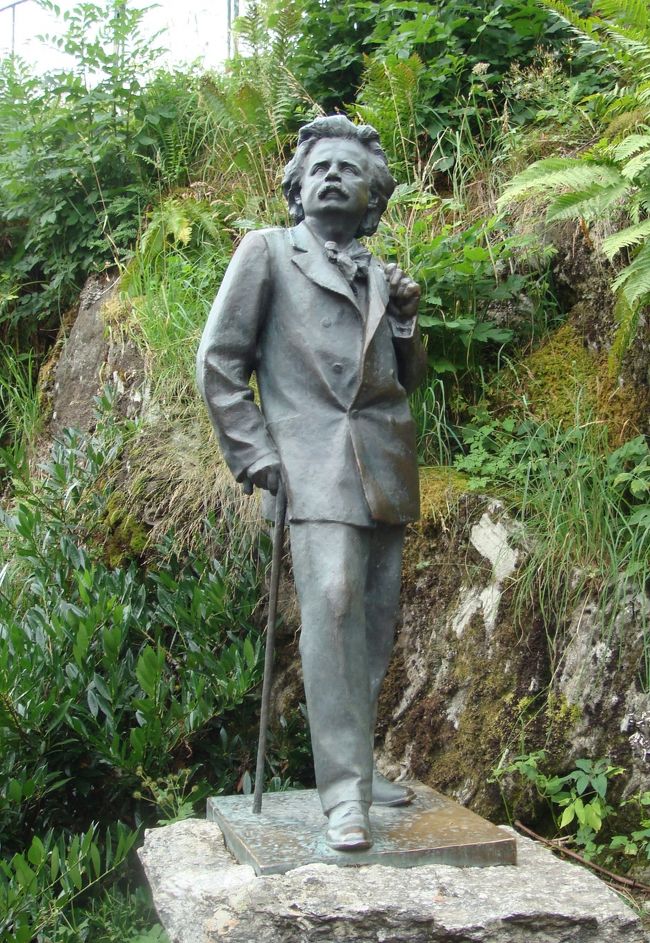 グリーグの等身大の銅像<br />意外と小柄な方だったようです。<br />順番に記念写真を撮ってベルゲンの観光は終わりです。<br /><br />この後、ベルゲンから空路コペンハーゲンに移動します。