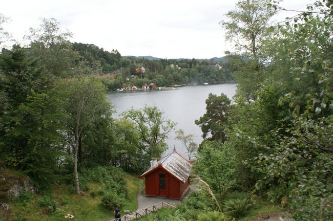 コンサートホールの下に小さい小屋が見えますが、グリーグはここで作曲をしていました。