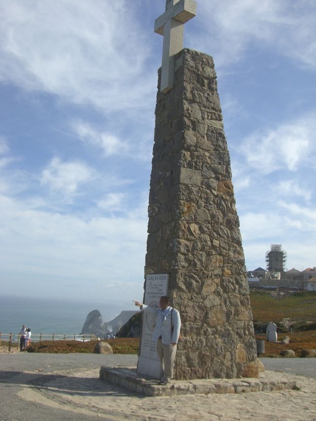 ユーラシア大陸の西の果て、ロカ岬を訪れます。<br /><br />ガイドさんから北京オリンピック情報。北島君の二種目連覇の報には一同大いに沸きました。<br /><br />商売商売気配は全く無し。たとえば岬の突端まで延々と続くような土産物屋も無し。ありがちな「イカ焼き屋」も「タコ焼き屋」も無し。土産物屋は一軒のみ。<br />