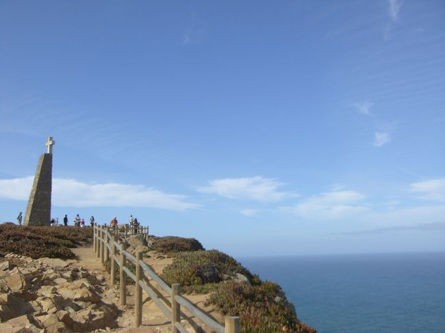 天気晴朗だったゆえなのか、とてもいいところ。最果ての荒んだ、寂しい雰囲気はない。<br /><br />水平線は丸く、また、海と空の境が微妙なグラデーションとなって一体化してました。<br />