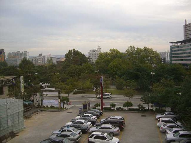 部屋からの景色<br /><br /><br />朝７時、ユジンホテルのオンドル部屋で目覚め、せっかくだからとホテルについている温泉に入ってみることにしました。<br />今日の天気は・・・曇りかな？<br />部屋からの景色です。