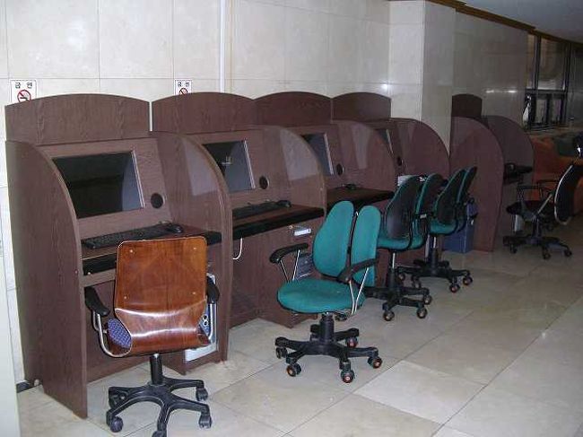 インターネットコーナー<br /><br /><br />温泉ではもちろん写真は撮りませんでしたが・・・<br />日本の温泉と違うのは、浴室の中にもトイレがあること！？<br />浴室の一部にあかすり部屋があること＾＾；<br />いやぁ〜、文化の違いですね〜<br />エレベーターホールにはフリーインターネットコーナーがありました。