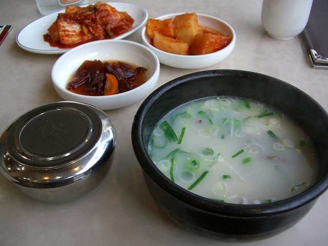 せっかくなので名物料理を<br /><br /><br />注文してしばらくするとソルロンタンが出てきました。<br />こうやって並べてみると立派な定食のようですね。<br /><br /><br />■Photolibrary<br />https://ssl.4travel.jp/tcs/t/editalbum/edit/10245633/