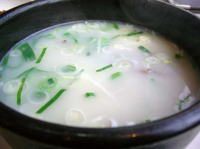 名物・ソルロンタン<br /><br /><br />とろみのあるスープは意外とあっさり味。<br />テーブルにあった塩をかけてみたりして・・・<br />それにしても熱い＾＾；<br />キムチを食べながらだと余計に熱く感じます。<br /><br /><br />■Photolibrary<br />http://www.photolibrary.jp/img66/69_194527.html