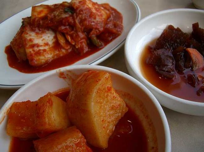 いろいろなキムチ<br /><br /><br />お通しとは言えないほどキムチが出てきます。<br />一人分でもこの量＾＾；<br />おいしいけど食べきれない・・・<br /><br /><br />■Photolibrary<br />http://www.photolibrary.jp/img66/69_194533.html