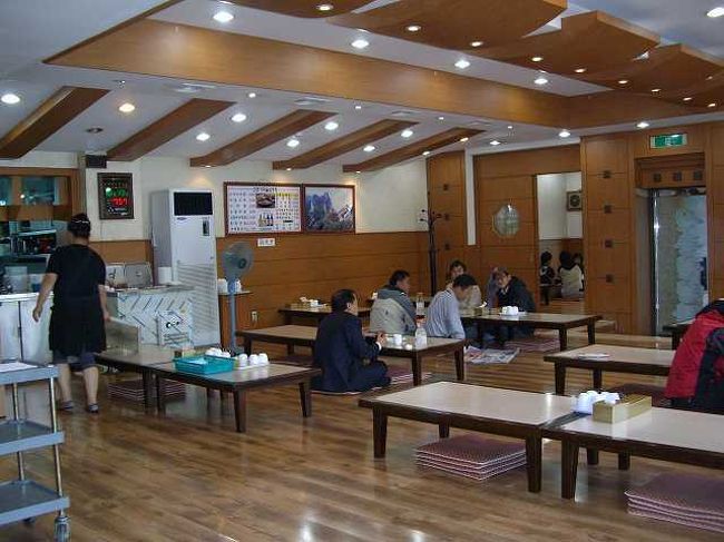 ケリョンシッタン<br /><br /><br />ケリョンシッタンの店の中です。<br />朝と言うこともあってか、結構空いていましたが、清潔感があっていいお店でしたよ。