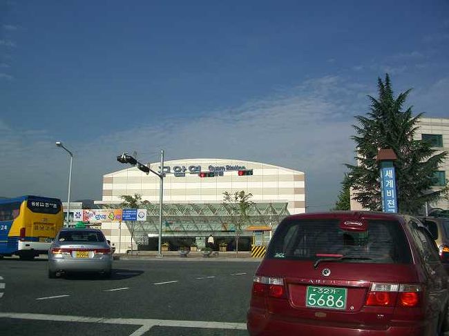 いよいよ公州（コンジュ）へ<br /><br /><br />友人がホテルまで迎えに来てくれ、車に乗り込み本日最初の目的地である忠清南道（チュンチョンナム＝ド／Chungcheongnam-do）にある古都・公州（コンジュ／Gongju）へ向けて出発しました。<br />正面に見えるのは大田（テジョン／Daejeon ）地下鉄の儒城温泉（ユソンオンチョン／Yuseong-oncheon）駅です。