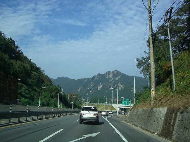 気持ちのいい天気<br /><br /><br />青空で快晴、本当に気持ちのいい天気です。<br />大田（テジョン／Daejeon ）広域市から忠清南道（チュンチョンナム＝ド／Chungcheongnam-do）の公州（コンジュ／Gongju）までは約40分のドライブ。<br />高速道路（無料）を公州に向けて走ります。