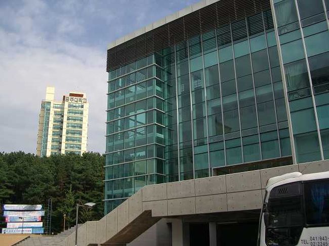 ガラス張りの建物<br /><br /><br />公州（コンジュ／Gongju）大学のキャンパスは結構広く、車で一部だけ回りました。<br />中の建物もしゃれていて、こんなガラス張りの建物もありました。<br />ココは図書館って言っていたかな？<br /><br /><br />■Photolibrary<br />http://www.photolibrary.jp/img66/69_194990.html