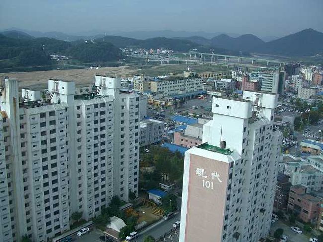 スカイラウンジから<br /><br /><br />営業時間外でしたが、特別にスカイラウンジ（レストラン）にも入れてもらいました。<br />何階建てだったかな？<br />結構高い場所から見る公州（コンジュ／Gongju）市街地です。<br /><br /><br />■Photolibrary<br />http://www.photolibrary.jp/img66/69_194994.html