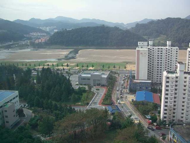 錦江（クムガン）<br /><br /><br />公州（コンジュ／Gongju）大学キャンパスのすぐ横には錦江（クムガン／Geum-gang）という川も流れていました。<br />その向こうが公州の観光地でもある公山城（コンサンソン／Gongsansong）です。<br /><br /><br />■Photolibrary<br />http://www.photolibrary.jp/img66/69_194997.html