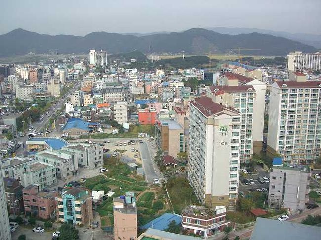 公州（コンジュ）市街地<br /><br /><br />こちらは公州（コンジュ／Gongju）市街地側の光景ですね。<br />古い町のせいか、あまり高い建物がなかったのが印象的でした。<br /><br /><br />■Photolibrary<br />http://www.photolibrary.jp/img66/69_194999.html