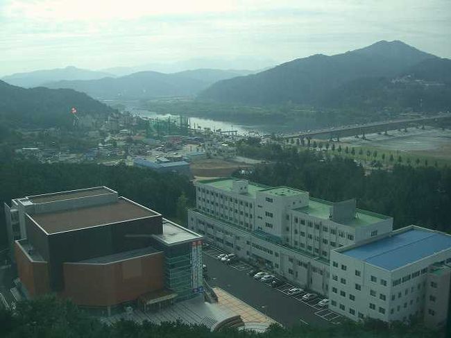 スカイラウンジの窓<br /><br /><br />公州（コンジュ／Gongju）大学スカイラウンジの窓は、360度あったわけではないので、町の様子をぐるっと一周見ることはできませんでした。<br />こちら側の景色は錦江（クムガン／Geum-gang）の上流方向になります。