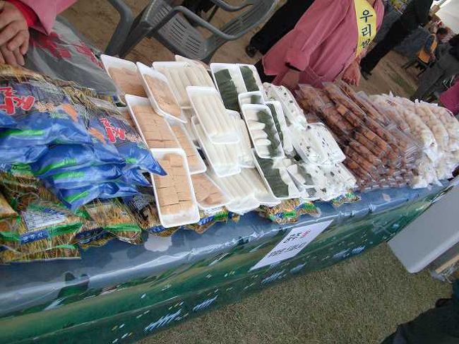 コレは何？<br /><br /><br />袋詰めにされた商品がずらりと並びますが、もちろん買い物目的ではないので写真だけ＾＾；<br />ところでコレはいったい何でしょう？