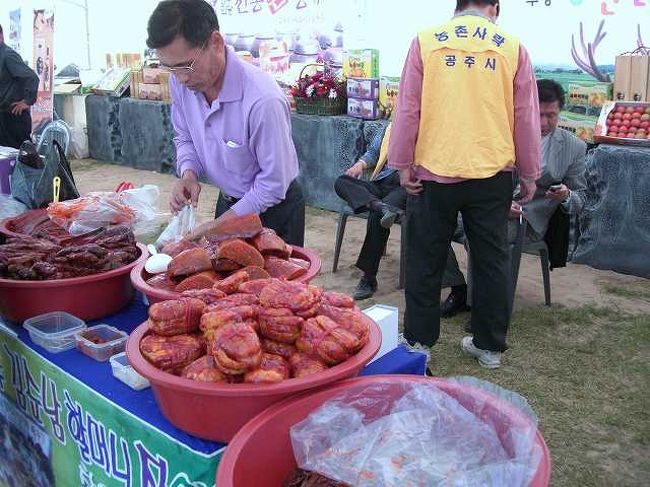 キムチの山<br /><br /><br />これまた店先で山積みになったキムチです。<br />豪快に積み上げられていますね〜