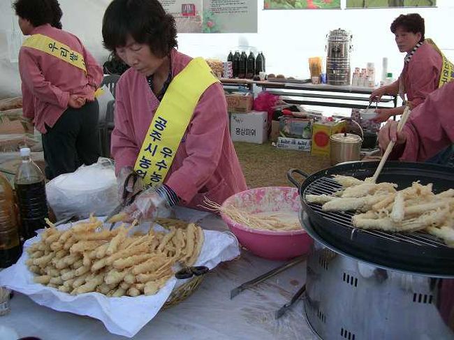 高麗人参専門店<br /><br /><br />お店は・・・こんな感じですね。<br />天ぷら鍋で高麗人参の天ぷらを揚げていました。<br />天ぷらの上げ方は日本とさほど変わらないようですね。