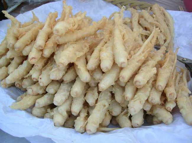 高麗人参の天ぷら<br /><br /><br />できあがった高麗人参の天ぷらです。<br />ガブッとかじっても「ほくほく感」がありました。<br />そして、ちょっと甘みもありましたよ。<br />おいしいとは言いませんが、それほど抵抗無く食べられますよ＾＾<br /><br /><br />■Photolibrary<br />http://www.photolibrary.jp/img66/69_195575.html