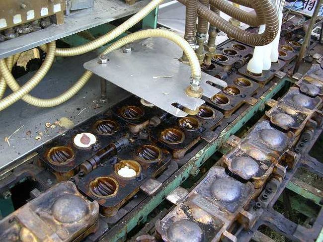 お菓子製造機<br /><br /><br />これ、なんだと思います？<br />あるお菓子の製造機です。<br />ココは屋外のテント下ですが、まるでどこかの工場にいるみたいですね。<br />オートメーションで動いていました。