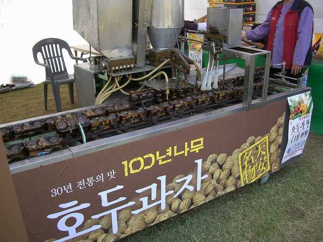 お菓子製造機<br /><br /><br />ちょっと離れてみてみるとこんな感じ。<br />プロセスは本当に工場感覚です。<br />日本だったら手作りしそうなものを、こんな機械で大量に作るのでしょうか？