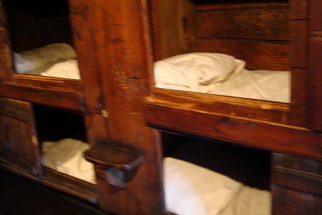 フラッシュが使えないので、手振れして見にくいのですが、ベッドは２段になっており、寒さを防ぐため扉が付いています。