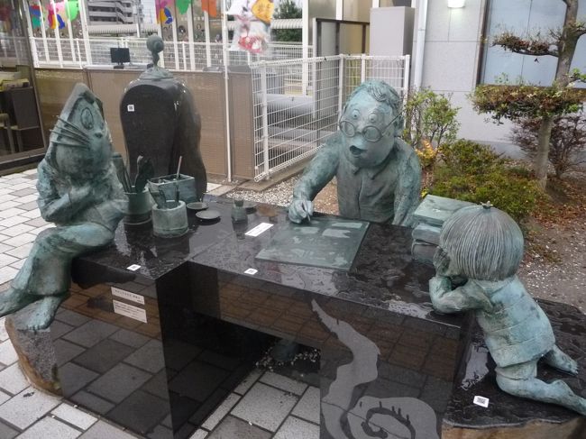 駅から出たらすぐにこんな銅像があります。<br />水木先生と妖怪たち。<br />おやじもさりげなくいます☆