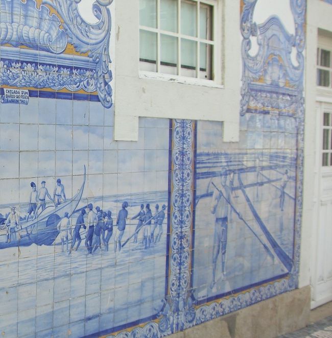 日本の銭湯のタイル絵は、定番の富士山がそうであるように、必ずしもご当地がテーマにはなっていません。でも、ポルトガルのアズレージョはその地の名所や歴史が描かれています。<br /><br />たとえばアヴェイロの場合、「塩田」での作業の様子が紹介されたりしています。<br />