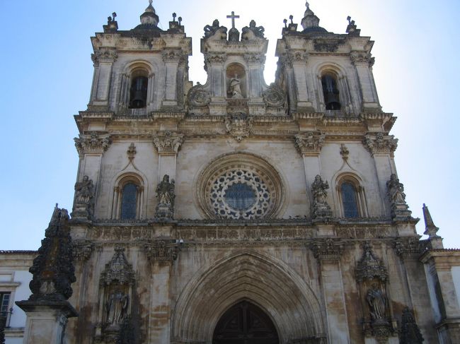 アルコバッサの教会のファサード。<br />後光？が差しております。<br /><br />周囲は割りと殺風景なのですが、内部は実にフォトジェニックで予想以上に素晴らしいものでした。写真的構図にこと欠かない楽しさがありました。<br />