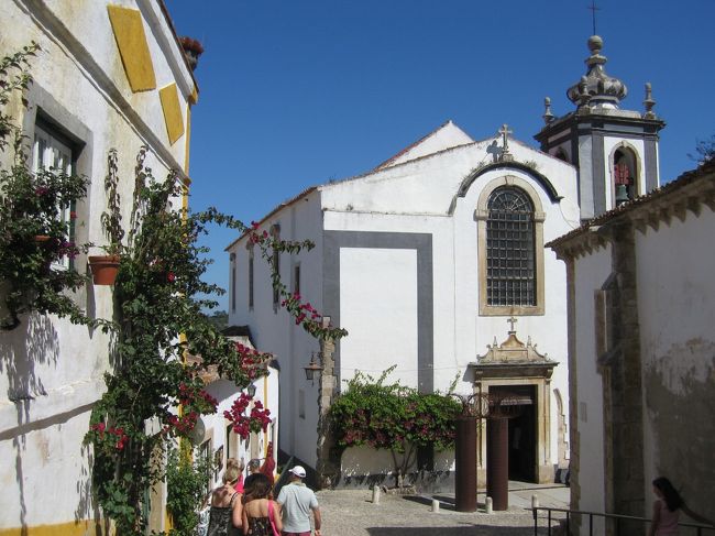 私の訪れたことのある海外で言えば、チェスキークルムロフとか、あるいは、マルタのイムディーナを明るく（白く）したような感じでしょうか。<br />