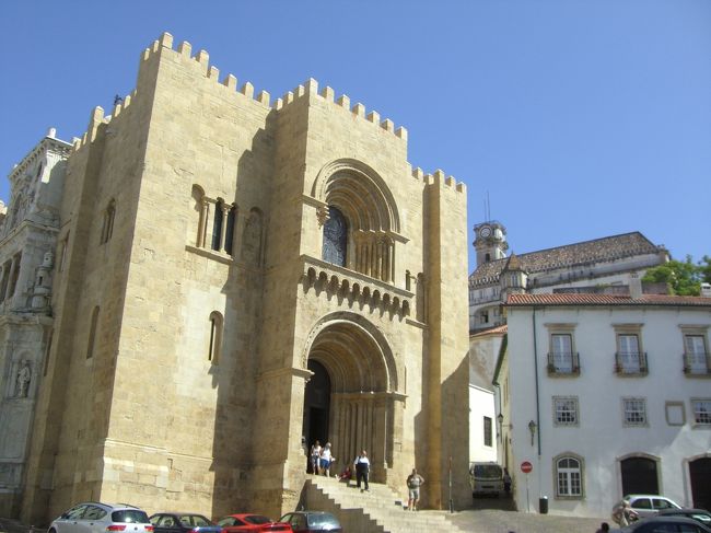 旧カテドラルと後方・山の手には大学。