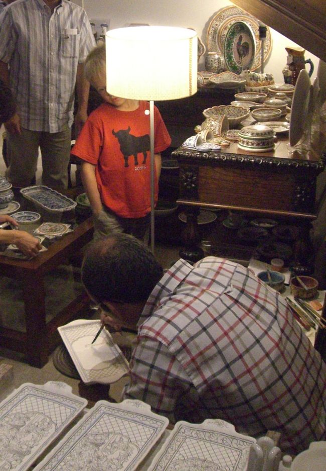 レストランのかたわらでは地元の陶器・コニンブリガ焼の絵付けを実演。<br /><br />あちこちの店で見たコニンブリガ焼の絵柄は全て手描きのようですが、作者それぞれに微妙にデザインやタッチや色合いが異なっていました。粘り強く、好みに合うものを探す楽しみもありそうです。<br />