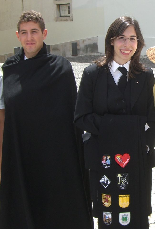 コインブラ大学の「無情の門」の前には、まるで私たちを待ち受けてくれてたかのようにマントを着た学生さんたちが。今でも弊衣を着るのが伝統らしく、それも先輩から擦り切れたものを譲り受けるのが普通なのだとか。昔の旧制高校のバンカラのよう。<br />