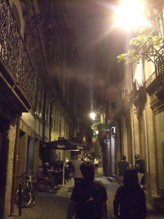 しっとりと霧がかり、リベイラの路地の灯りもじんわり滲む。なかなかの雰囲気。霧笛などが一発欲しいところ。演歌、いや、ここは最果てポルトガル、ファドの世界ですか。<br />