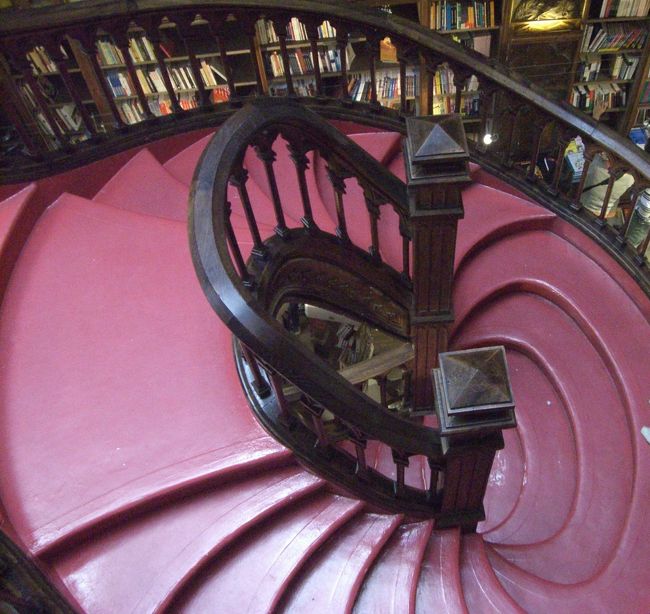 階段の曲線美にはうっとりと見とれてしまうほど。