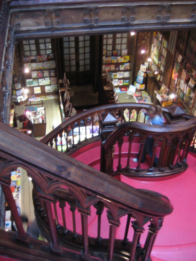 とりあえず、普通に本屋として生きているというのが凄い！<br /><br />世界遺産はともかく、書店、文具店がここそこに目立ったように思います。大型書店やアマゾンにはまだおかされてなさそうなポルトガル。<br /><br />書店に限らず、個人商店、専門商店が生存しています。シャッター店は見かけません。このままであって欲しいし、変な話、この国ならばグローバル化や市場主義の悪影響もさほど受けないようにも思いました。<br /><br />しかし、考えてみれば、経済グローバル化と市場主義の歴史的端緒は、ポルトガル人による新航路発見だったと言えなくもないのでしょうが・・・。<br />