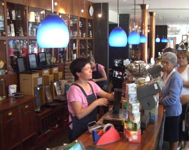 コーヒー専門店でリスボンのガイドさんに薦められた「サン・トメ」というコーヒー豆を見つけて購入。これがまた帰国後飲んでみたら確かにすこぶる美味しいコーヒーでした。あぁ、もっとたくさん買っておけばよかったと大航海先にたたず。<br />