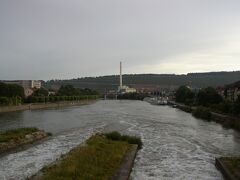 2001年7月18日（水）
6：30起きて散歩する。ここヴュルツヴルクはロマンティック街道の出発点であり、見どころも多い。朝の散歩で主な所をまわる。これはマイン川。フランクフルトまで流れ、さらに下流でライン川と合流する。