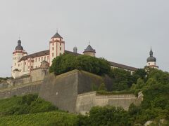 アルテ・マイン橋から見たマリエンベルク要塞。1253年から1720年まで大司教の住居であった。