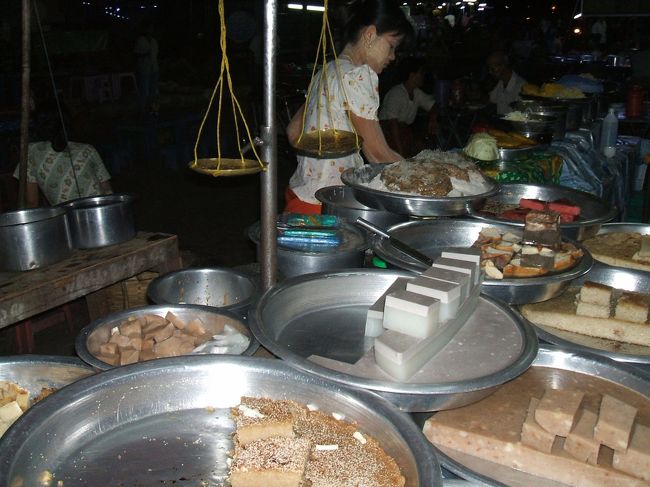 注文すると天秤で重さを量って値段を決めてくれる。<br />いくつか注文しましたが、ココナッツ味のデザートが多くおいしかった。