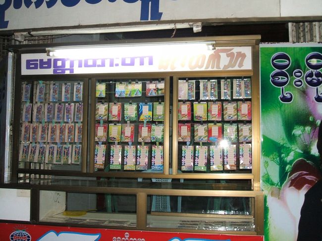 これはヤンゴンでも多く見かけた宝くじを売っている店。